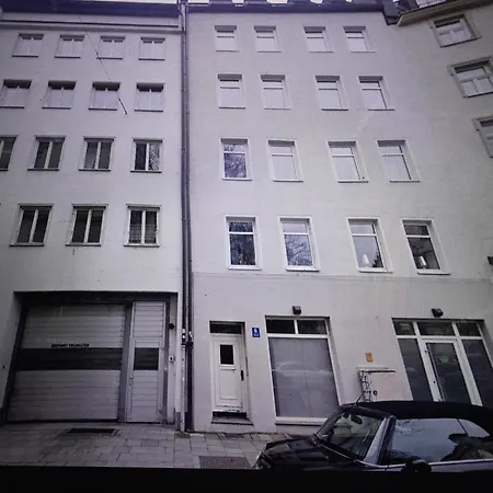 Tillmann Hjaz * Munich